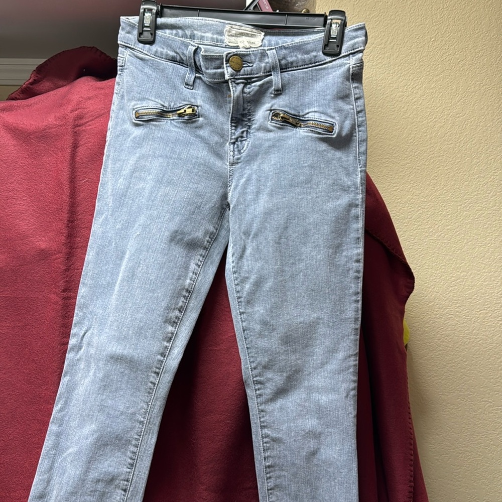 Cute stretch Jean with zipper front pockets and zipper leg